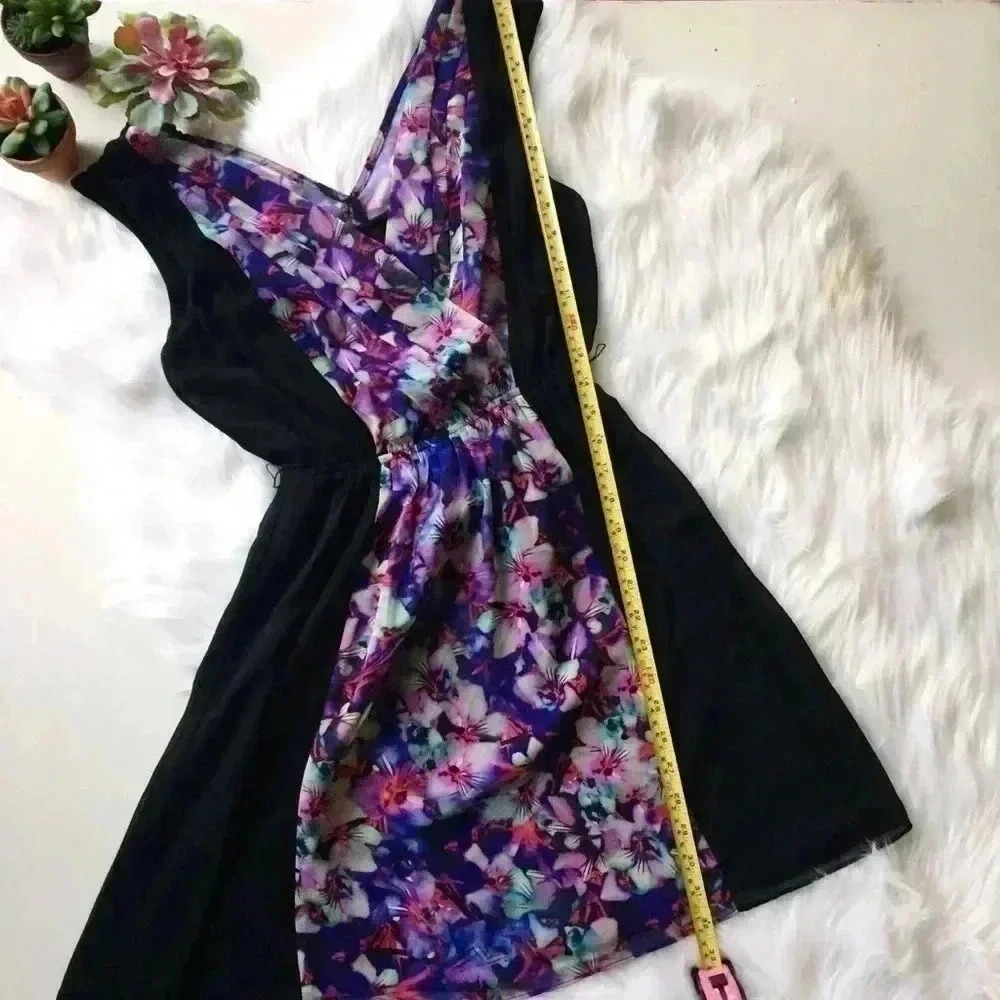Express V-Neck Chiffon Floral Panel Dress - Picture 6 of 7